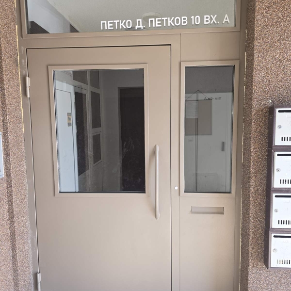 Метални врати за административни сгради 846